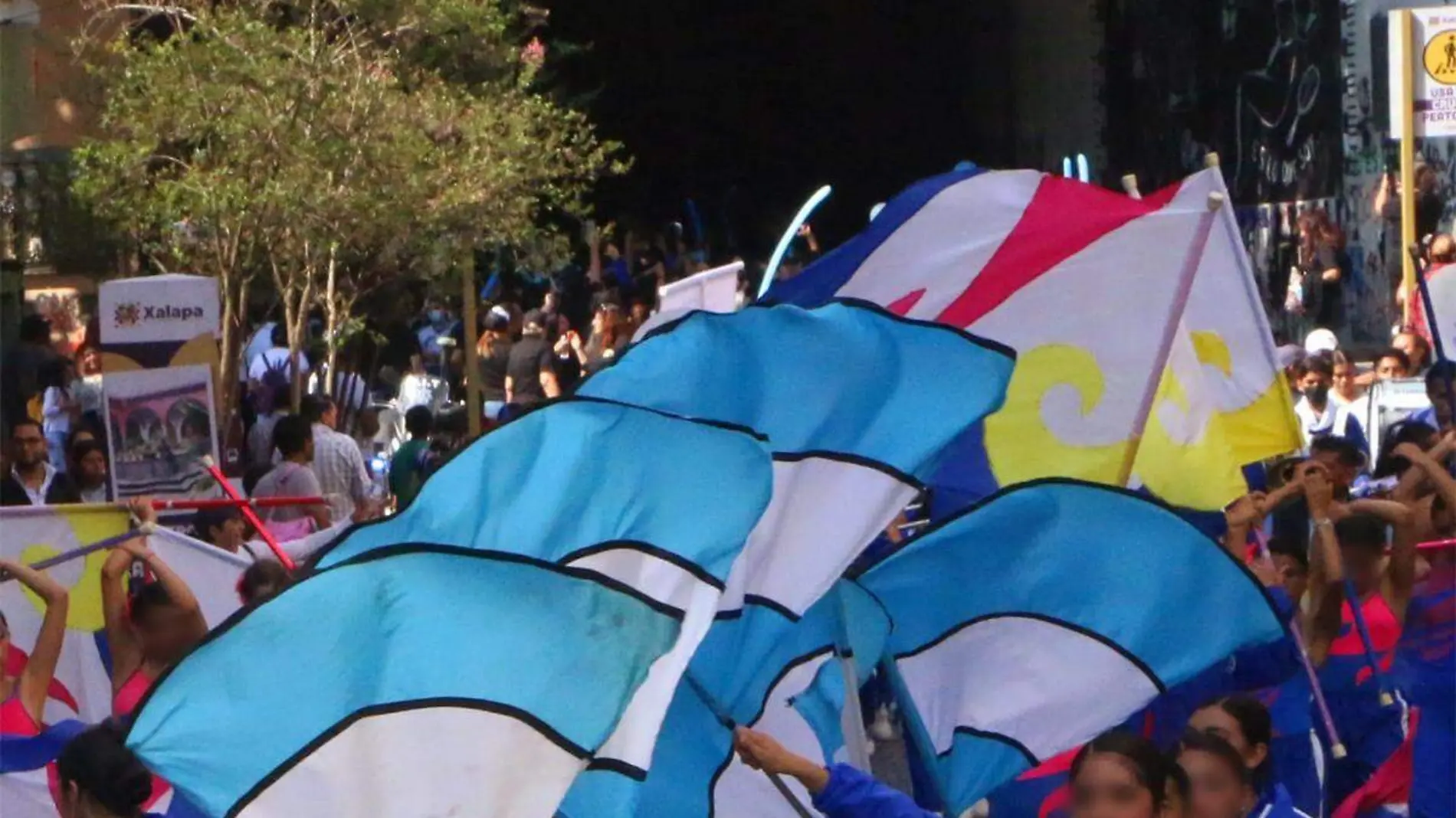 Desfile de alumnos en Xalapa